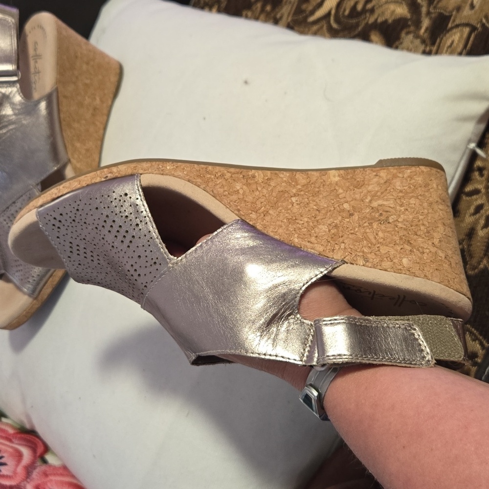 Clarks metallic bronze wedge sandals size 9.5 - Picture 3 of 3